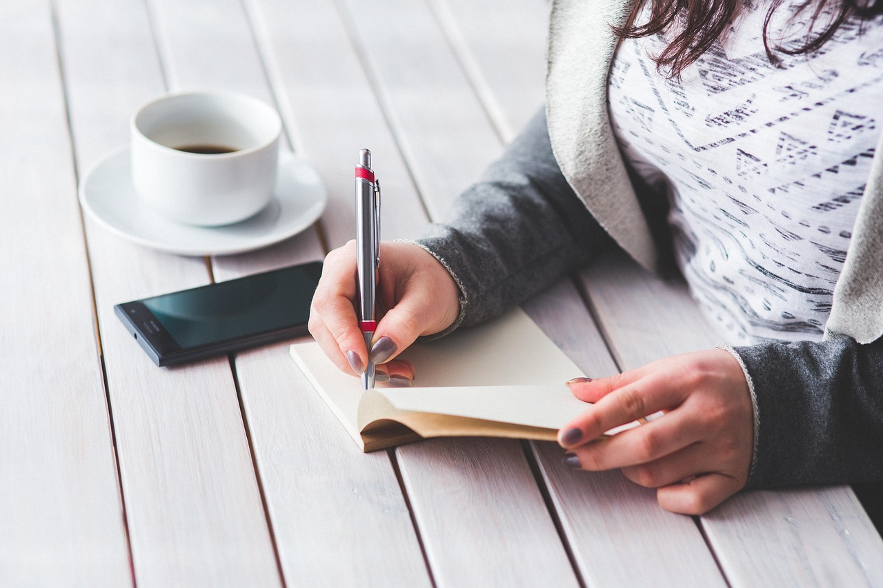 een vrouw die schrijft